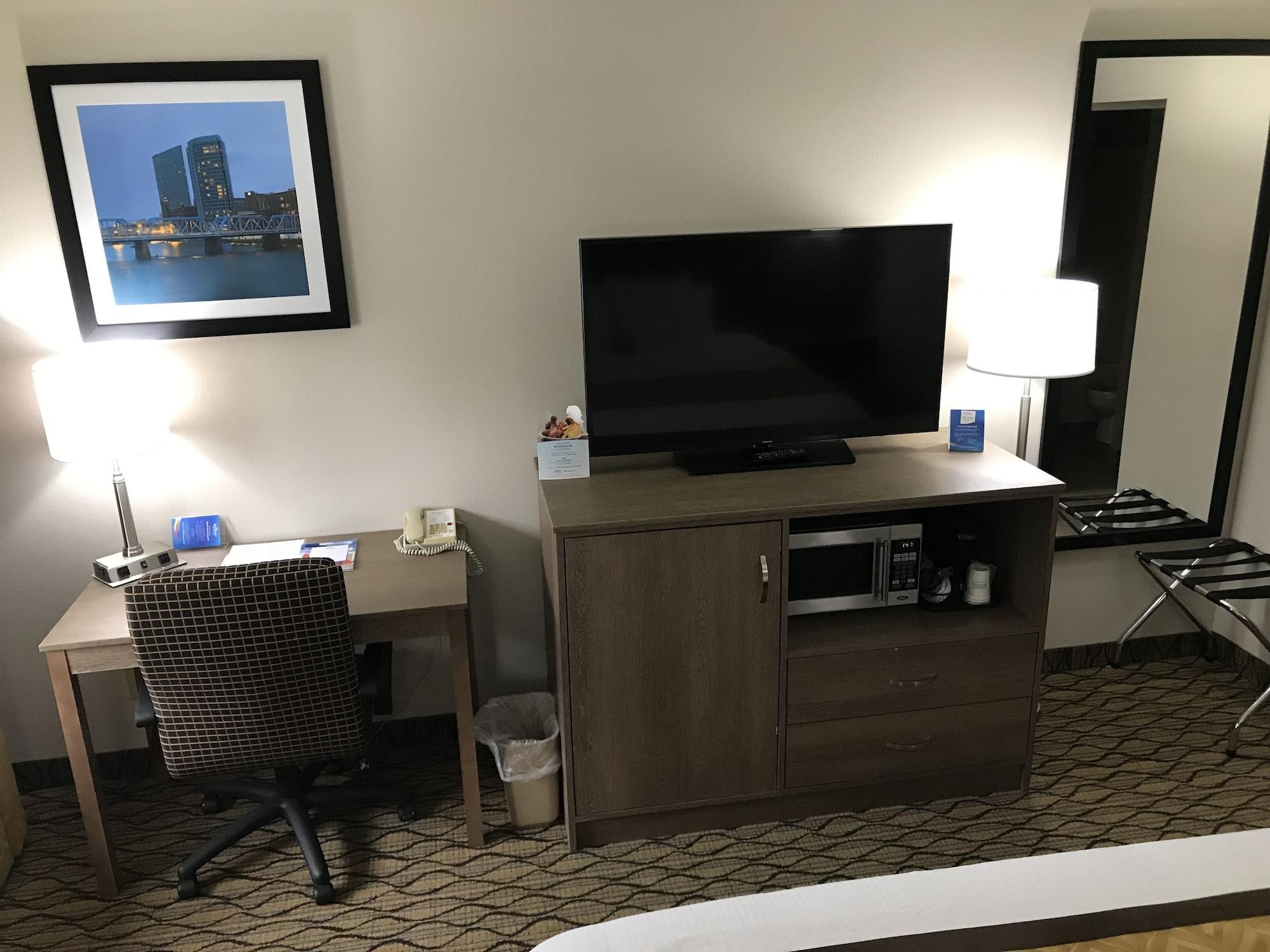 Baymont By Wyndham Grand Rapids Airport Hotel Cascade Екстериор снимка