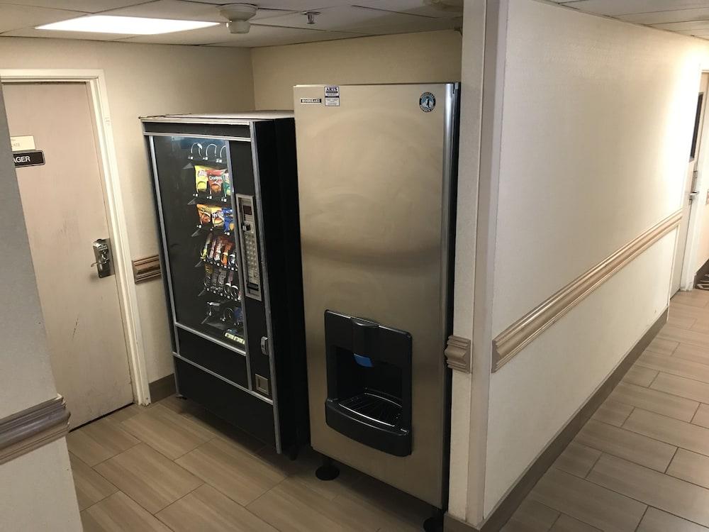 Baymont By Wyndham Grand Rapids Airport Hotel Cascade Екстериор снимка