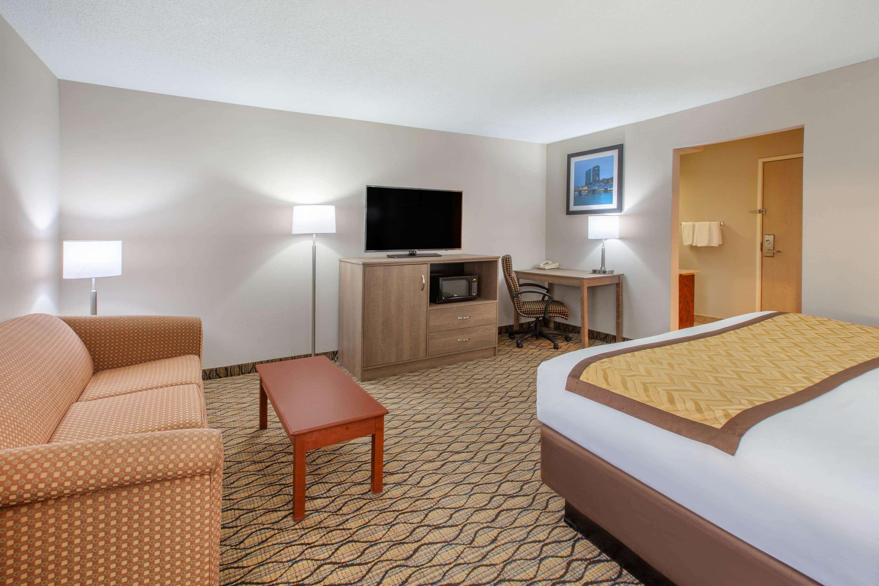 Baymont By Wyndham Grand Rapids Airport Hotel Cascade Екстериор снимка