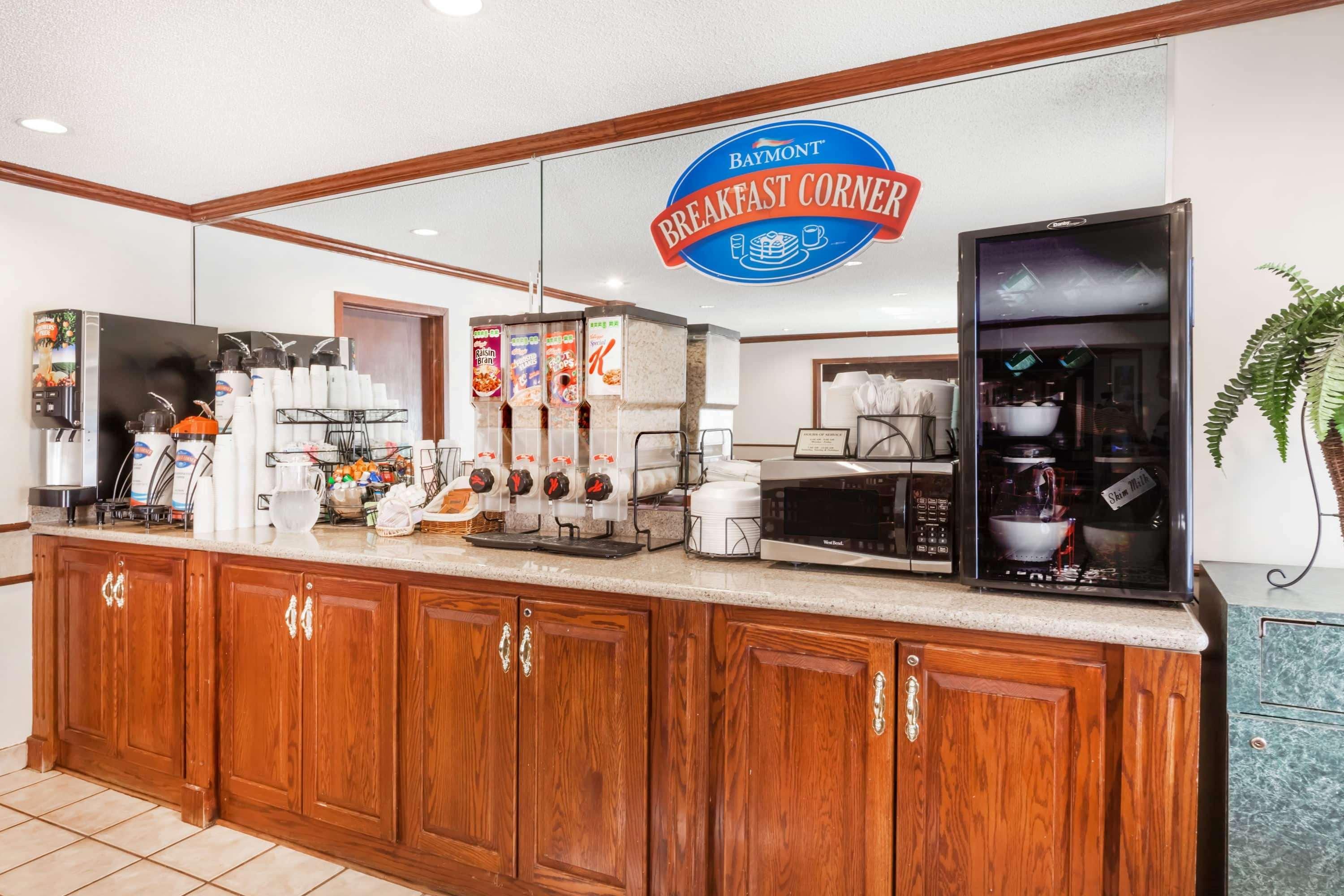 Baymont By Wyndham Grand Rapids Airport Hotel Cascade Екстериор снимка